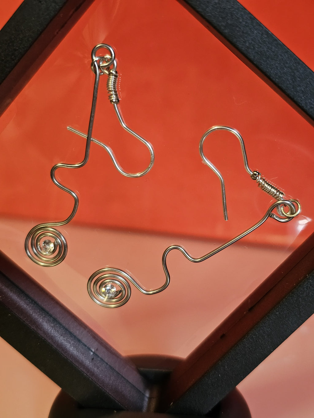 swirl design featuring centre stone